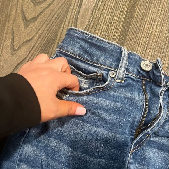 American Eagle Womens Super Stretch Denim Skirt Distressed Medium Wash Size 0 - Picture 2 of 7